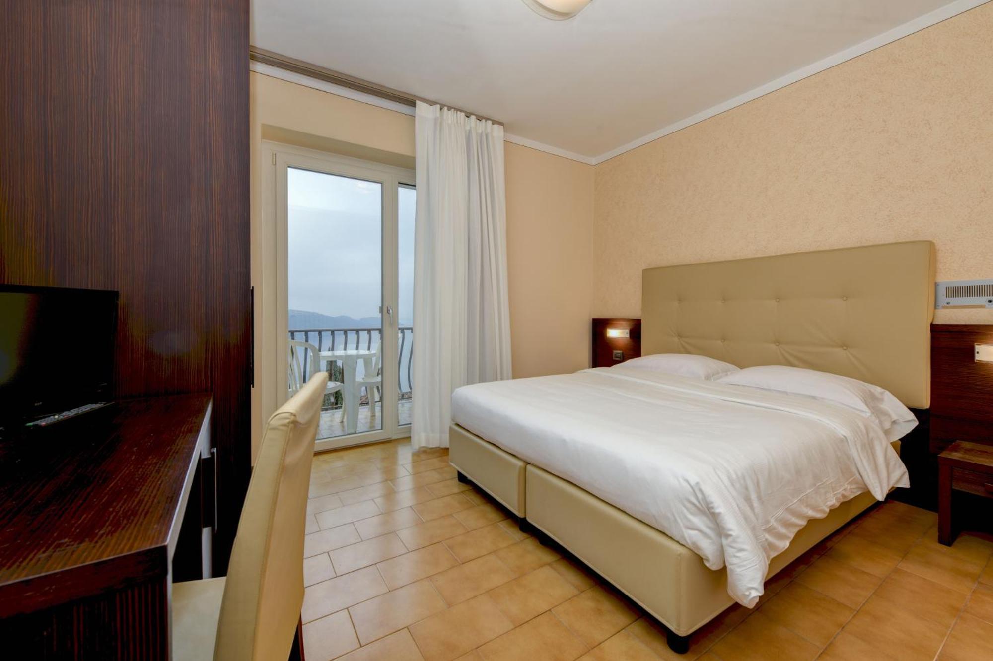 Hotel Bellavista Тіньяле Екстер'єр фото